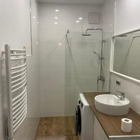 Apartamento W Centrum Na Starowce, Dzienny Z Aneksem Kuchennym, Sypialnia Z Podwojnym Lozkiem, Piekna Weranda, Tv Smart, Wi-fi, Parking, Fv, Self Check In 24h, Taras, Ogrod Nad Rzeka, W Sasiedztwie Restauracja , Imprezy I Uslugi Escort Zakazane *
